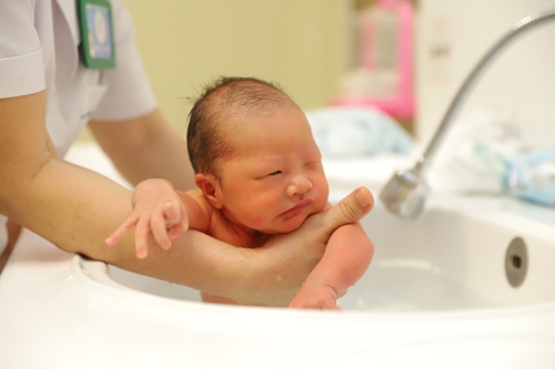 Y tá Phương Đông tắm cho bé sơ sinh