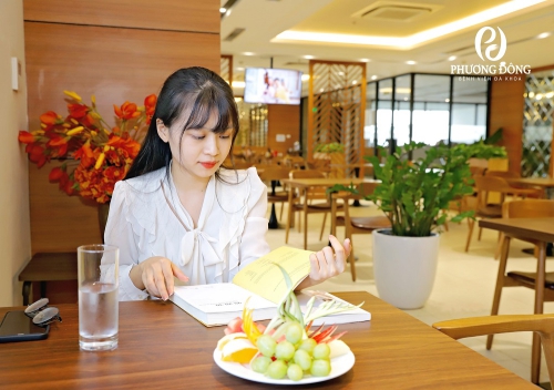 Khách hàng trải nghiệm món ăn tại nhà hàng Sen Phương Đông