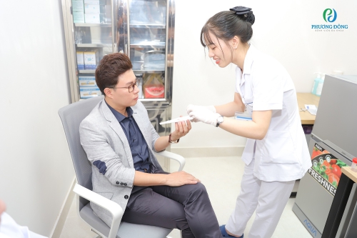 Bác sĩ hướng dẫn MC Lê Anh sử dụng mát test vi khuẩn HP qua hơi thở