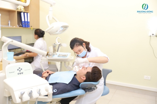 Bác sĩ khám sức khỏe răng miệng cho MC Lê Anh