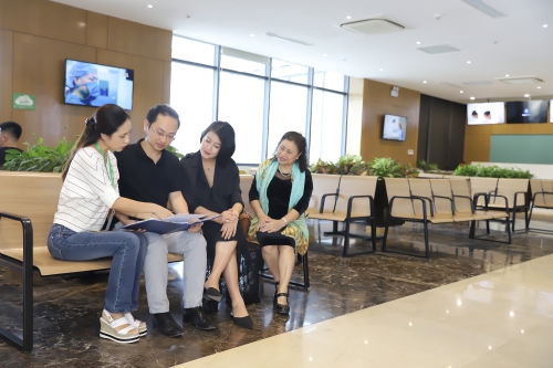 MC Phí Linh cùng gia đình tìm hiểu về các dịch vụ tại Bệnh viện