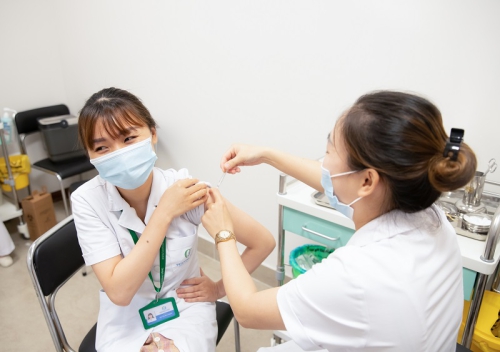 Bác sĩ tiêm vắc xin covid 19 cho cán bộ nhân viên khối y tế
