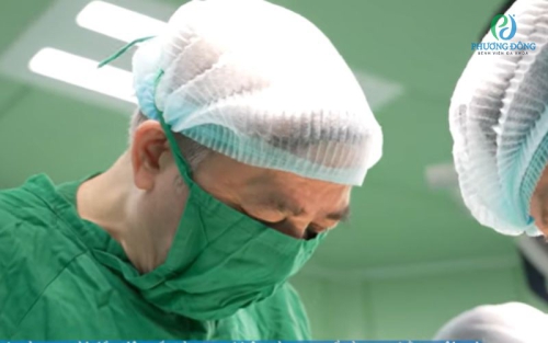 Phẫu thuật cắt bán phần tử cung cho bệnh nhân 45 tuổi bị u trứng to