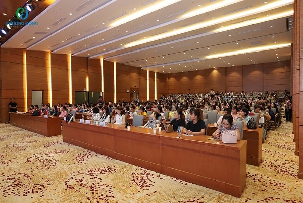 Hơn 200 cặp cha mẹ tham gia hội thảo thai sản