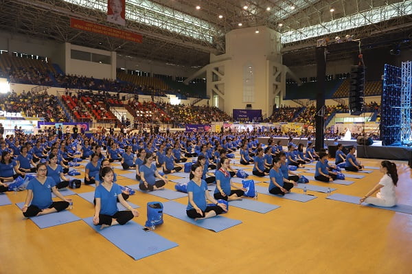 500 mẹ bầu cùng tập yoga