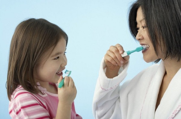Vệ sinh răng miệng sạch sẽ là cách tốt nhất để phòng tránh viêm amidan quá phát ở người lớn và trẻ nhỏ