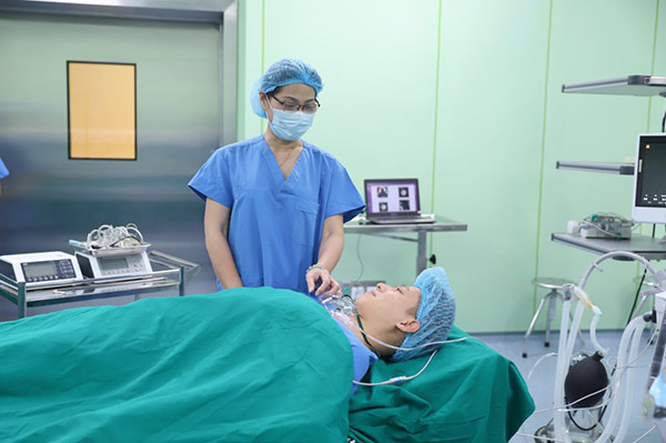 Anh Nguyễn Khánh Hoàng trước khi tiến hành phẫu thuật cấy xương trồng răng Implant tại bệnh viện Đa khoa Phương Đông