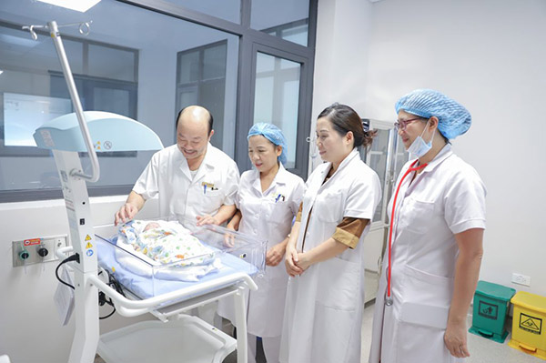 Bà Trần Thị Lý - Phó Chủ tịch HĐTV công ty TNHH Tổ hợp Y tế Phương Đông chúc mừng ca sinh mổ đầu tiên tại bệnh viện thành công tốt đẹp