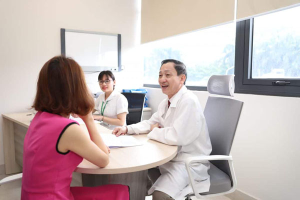 Bác sĩ CKII Hàn Văn Bạ (Trưởng khoa Ngoại – Bệnh viện ĐK Phương Đông) trực tiếp thăm khám tán sỏi bằng laser