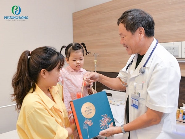 Bác sĩ Kinh Trang tặng quà Trung thu cho các bệnh nhi