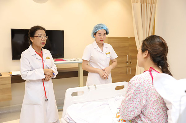 Bác sĩ Trần Thị Hồng Vân - Trưởng khoa Nhi thăm khám và tư vấn kiến thức chăm sóc 