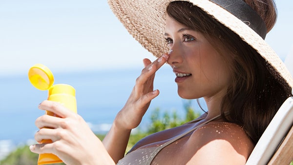 Thoa kem chống nắng giúp giảm tác hại của tia cực tím, ngừa ung thư da