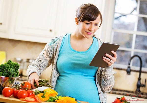 mẹ bầu ốm nghén nên ăn uống như thế nào để con đầy đủ chất dinh dưỡng