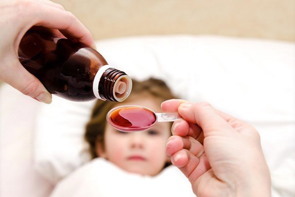 Cho trẻ uống siro ho là cách giảm ho về ban đêm hiệu quả