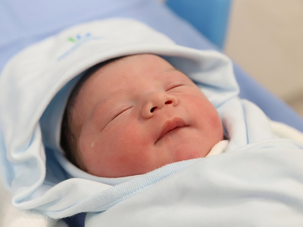 Bé trai đầu tiên chào đời tại BVĐK Phương Đông