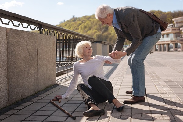 Người bệnh Parkinson rất dễ bị ngã vì bị rối loạn thăng bằng khi đi hoặc đứng