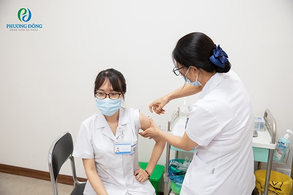 Đến cuối ngày 17/6/2021, gần 400 cán bộ nhân viên bệnh viện đã được tiêm mũi 1 vắc xin phòng Covid-19 Astra Zeneca