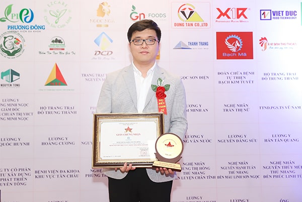 Ông Nguyễn Công Minh - Phó Giám đốc Bệnh viện Đa khoa Phương Đông đại diện nhận giải