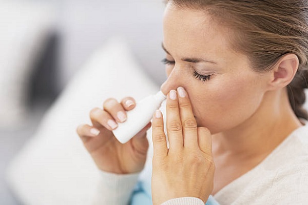 Người bị cảm lạnh có thể dùng thuốc thông mũi dạng xịt để khắc phục triệu chứng nghẹt mũi