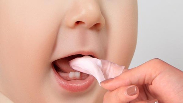 Bố mẹ có thể phòng ngừa tưa lưỡi cho trẻ bằng cách vệ sinh răng miệng sạch sẽ mỗi ngày cho bé