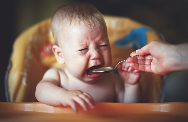 Bệnh nấm lưỡi tiến triển nặng sẽ khiến trẻ đau, quấy khóc, bỏ ăn, bỏ bú