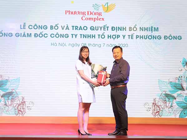Chủ tịch Nguyễn Thanh Việt trao tặng hoa và quà tới bà Đào Thị Thành