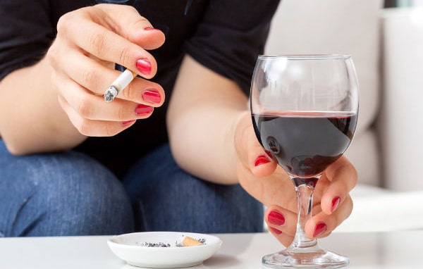 Chuẩn bị mang thai, chị em nên bỏ thói quen uống rượu và hút thuốc