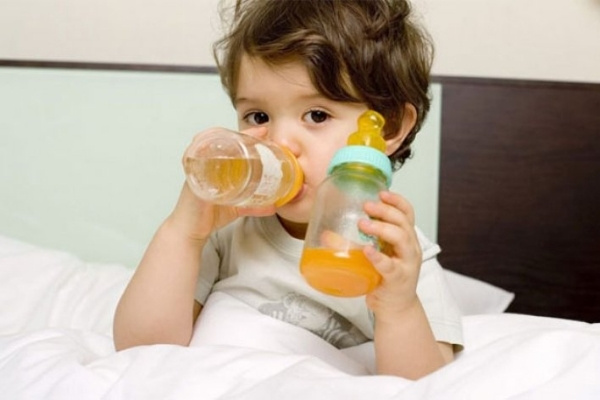 Bổ sung đủ nước và các dưỡng chất khi trẻ nhỏ bị sốt