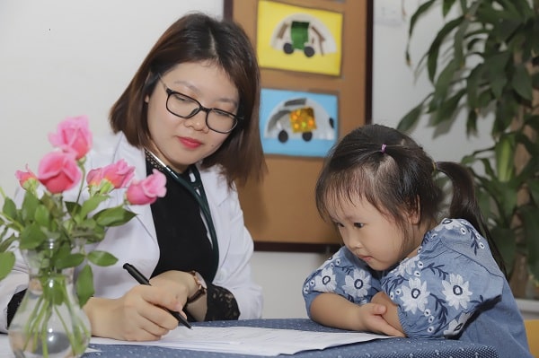 BVĐK Phương Đông thăm khám lâm sàng cho các bé