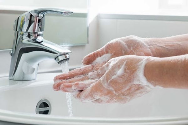 Nên rửa tay bằng xà phòng trước khi vệ sinh cho bé
