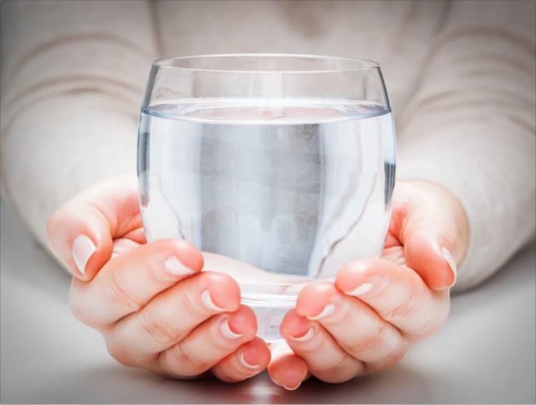 Uống nhiều nước để cơ thể không cảm thấy mệt mỏi khi bị tiêu chảy