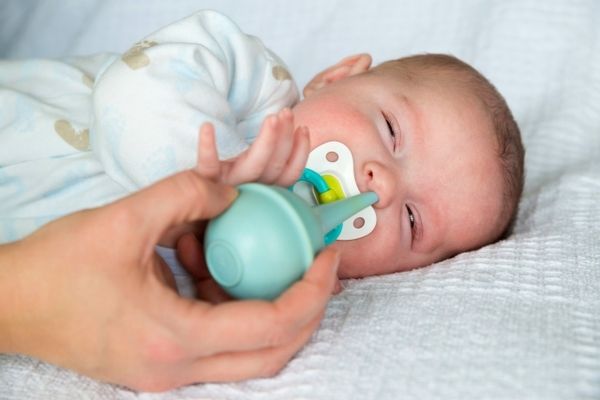 Sử dụng dụng cụ hút mũi cho trẻ sơ sinh