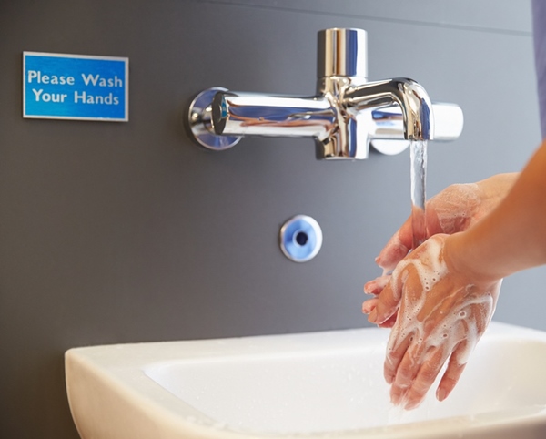 Nên rửa tay đúng cách trước mỗi bữa ăn hoặc khi đi từ ngoài về để phòng tránh viêm xoang