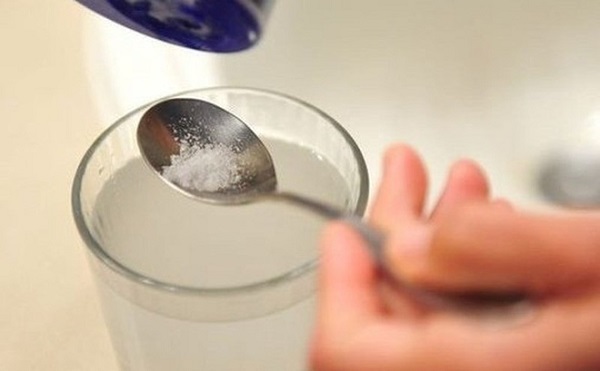 Súc miệng nước muối là cách chữa viêm họng tại nhà đơn giản nhưng vô cùng hiệu quả