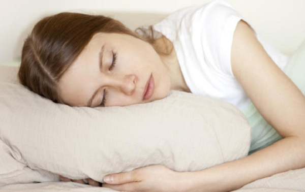 Việc kê cao đầu khi ngủ giúp người bị cảm lạnh hít thở dễ dàng hơn