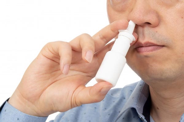 Người bị cảm lạnh nên sử dụng thuốc xịt mũi để giảm triệu chứng ngứa, ngạt mũi