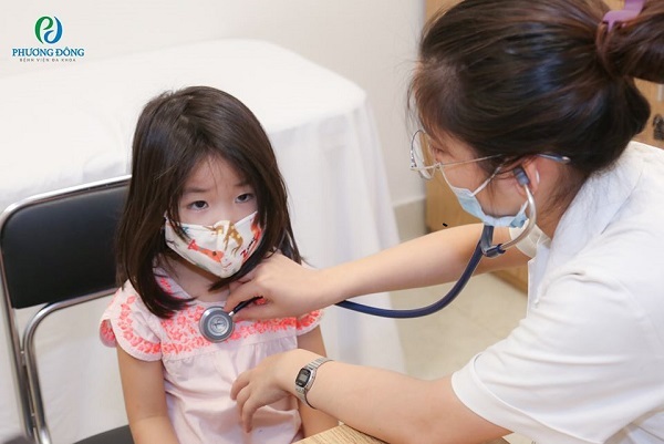 Trẻ bị cảm lạnh nếu sốt trên 38 độ cần được đưa đến bệnh viện để thăm khám và điều trị