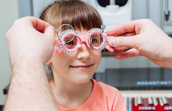 Cận thị có nên đeo kính thường xuyên không?