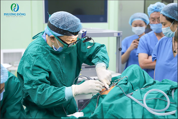 Bác sĩ chuyên khoa Tai Mũi Họng đang thực hiện cắt Amidan cho bệnh nhân