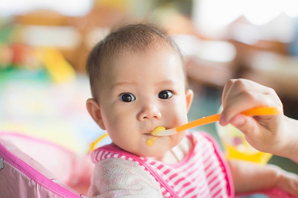 Cha mẹ nên cho bé ăn thức ăn mềm, lỏng, dễ tiêu hóa như cháo, súp...
