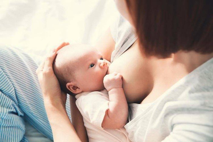 Cho trẻ bú mẹ hoàn toàn 6 tháng đầu đời là cách chăm sóc trẻ sơ sinh mau lớn