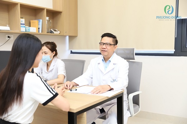 Giáo sư Lê Văn Thính trực tiếp chẩn đoán bệnh Parkinson tại BVĐK Phương Đông