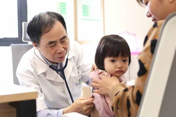 Cần đưa trẻ đi khám bác sĩ sớm nhất khi bị trào ngược dạ dày