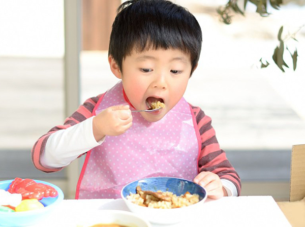 Cho con ăn lượng thức ăn phù hợp với lứa tuổi, chọn các đồ ăn mềm và không ép con ăn.