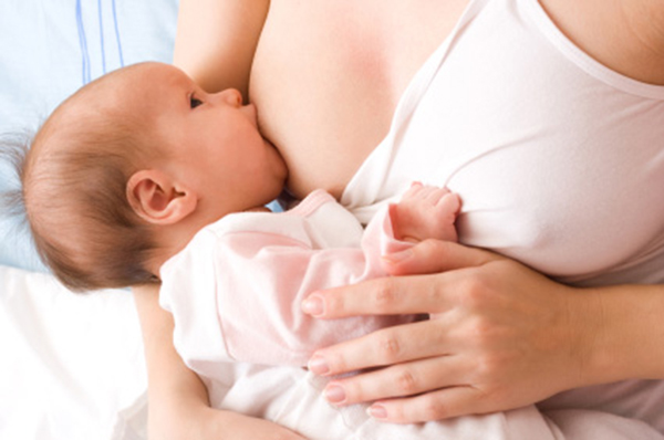 Khi con ốm mệt thì bú mẹ càng nhiều càng tốt giúp tăng cường đề kháng chống lại bệnh tật.