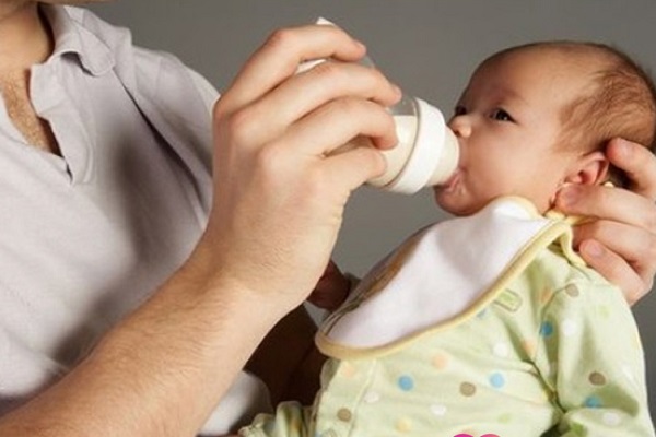 cho trẻ uống sữa non thế nào cho đúng