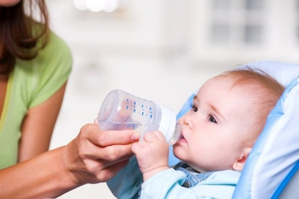 Uống thêm nước giúp trị chứng táo bón ở trẻ 6 tháng
