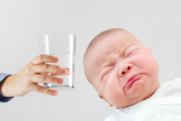 Có nên cho trẻ sơ sinh uống nước không là thắc mắc chung của rất nhiều bà mẹ