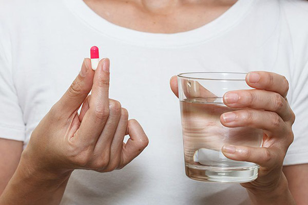 Đa số trường hợp nước tiểu có máu được chỉ định uống thuốc kháng sinh.