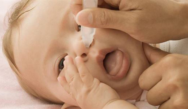 Dùng nước muối sinh lý vệ sinh mũi làm thông thoáng đường thở giúp bé dễ chịu hơn.